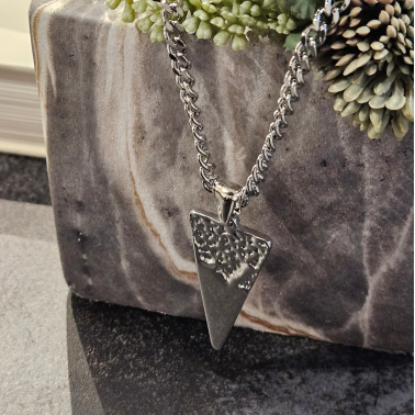 AAMADU Argent (Or blanc) : Chaîne Power Argent avec pendentif triangle texturé