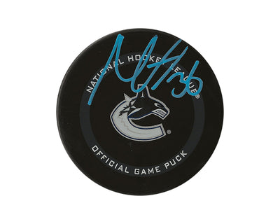 Palet de match officiel des Canucks de Vancouver, autographié par Nils Hoglander