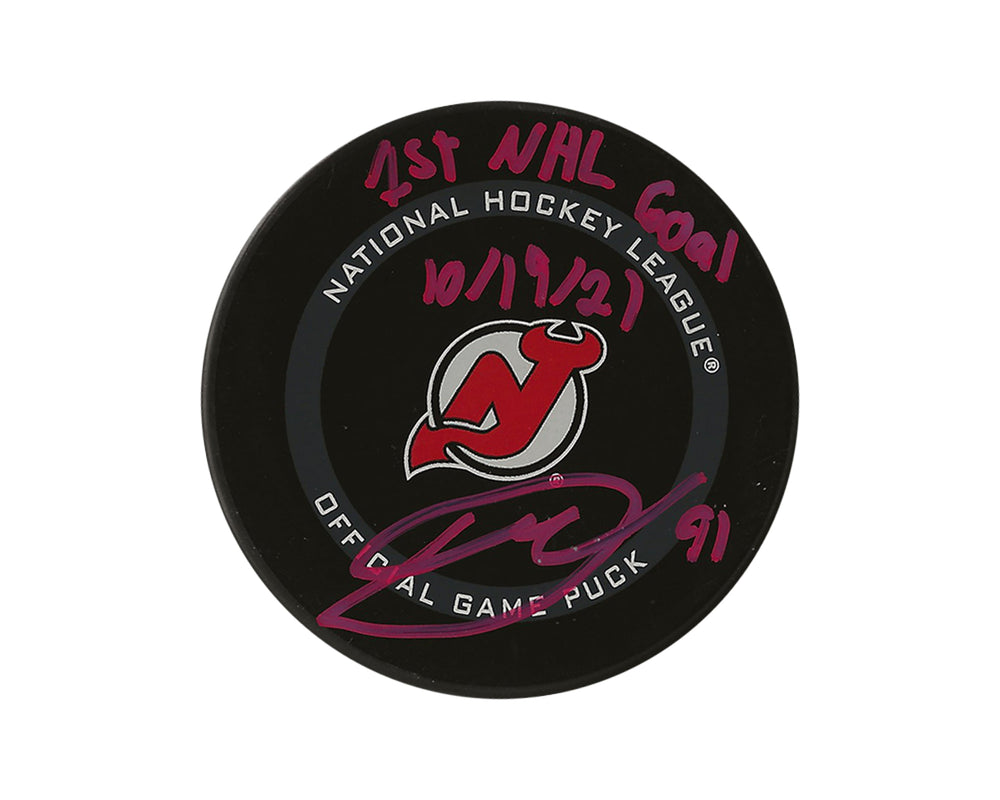 Puck officiel des Devils du New Jersey signé par Dawson Mercer avec l'inscription « 1st NHL Goal 10/19/21 »