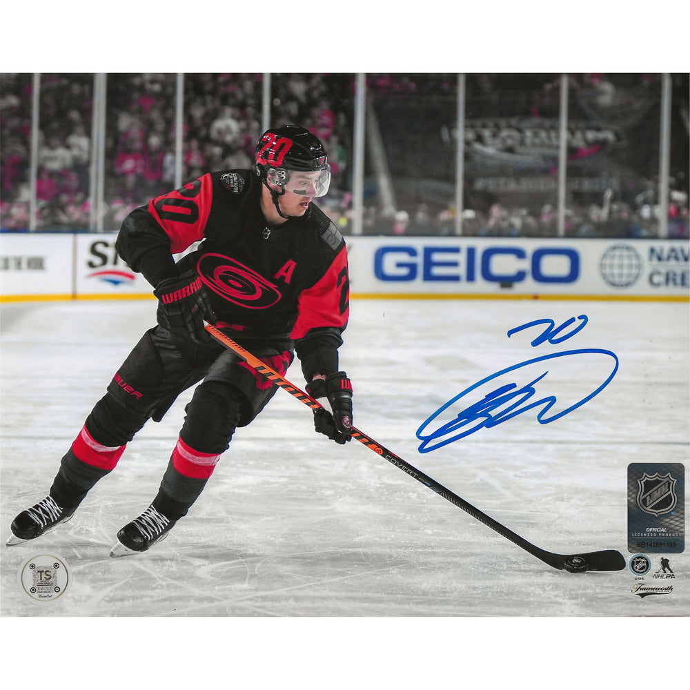 Photo 8x10 de Sebastian Aho, autographiée, des Hurricanes de la Caroline, édition Stadium Series 2023