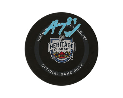 Palet officiel du match Heritage Classic 2022 autographié par Alex Tuch