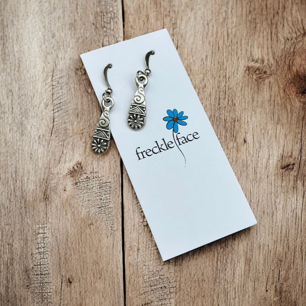 Boucles d'oreilles pendantes détaillées