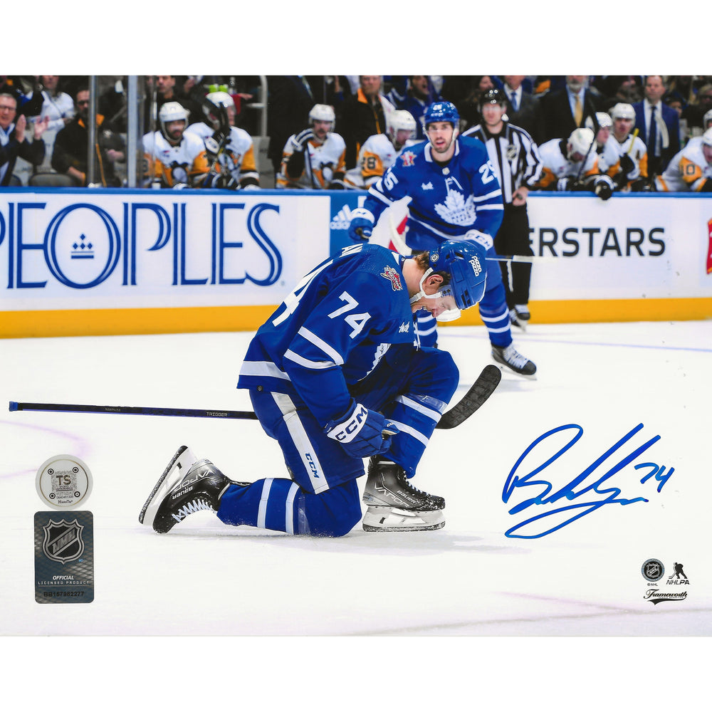 Photo dédicacée 8x10 de Bobby McMann du premier but en carrière dans la LNH avec les Maple Leafs de Toronto