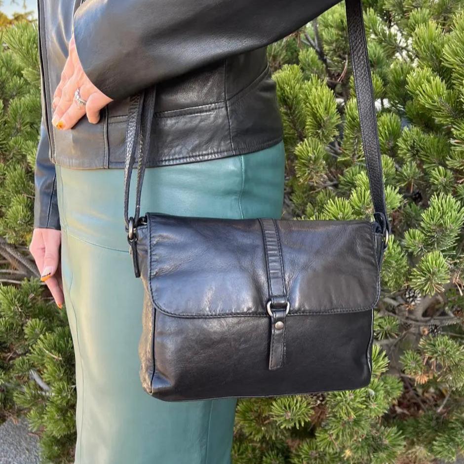 Sac bandoulière en cuir avec rabat et pompon MET pour femme
