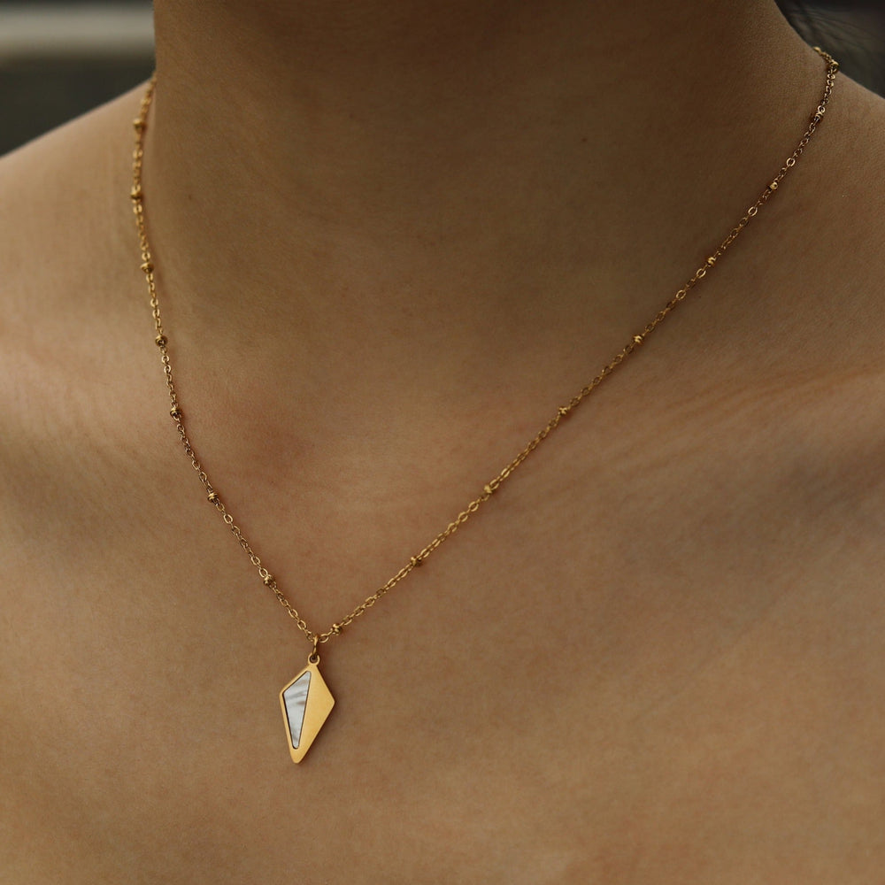 Collier Pendentif Minimaliste CATORI en Métal et Nacre Forme Diamant