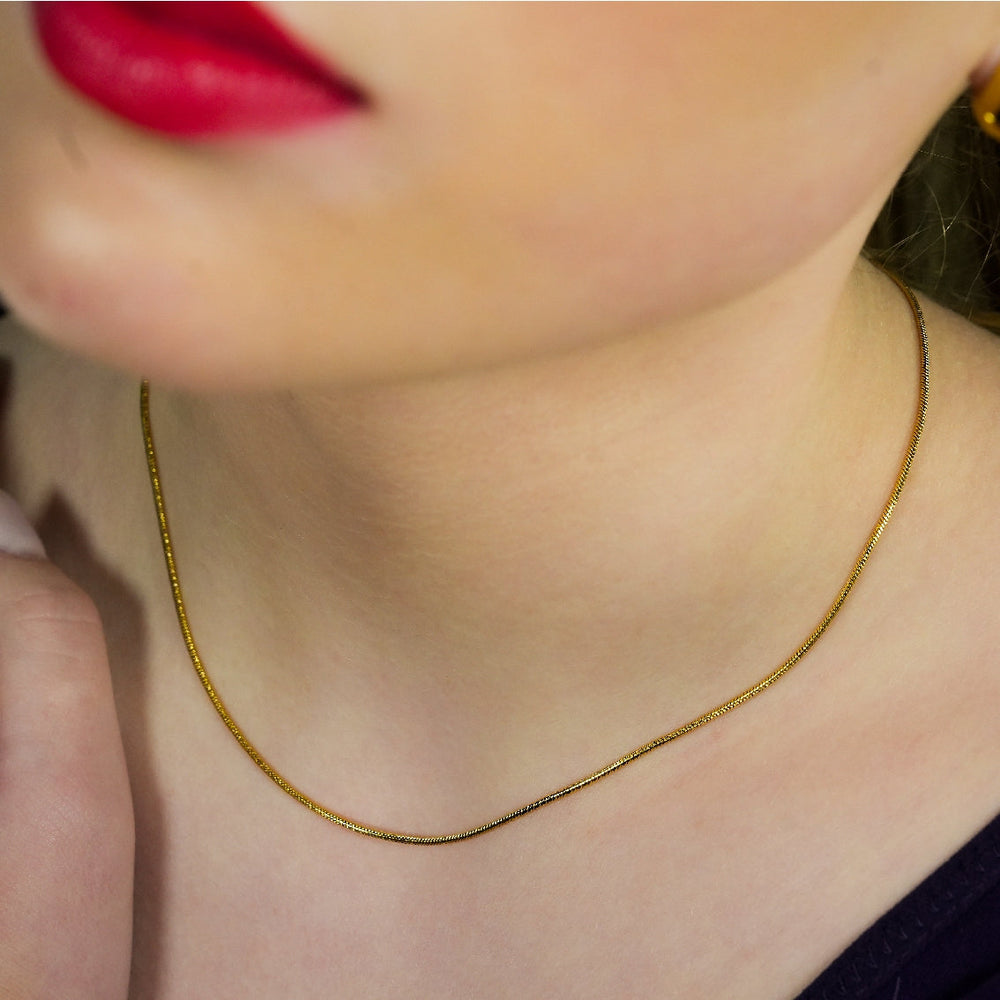 AYSHA : Collier chaîne dorée texturée effet peau de serpent délicat