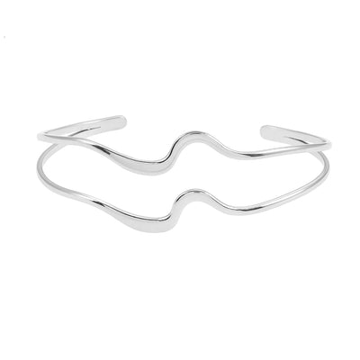 CHITRA : Bracelet style industriel-chic avec bandes parallèles aux formes abstraites en or blanc argenté
