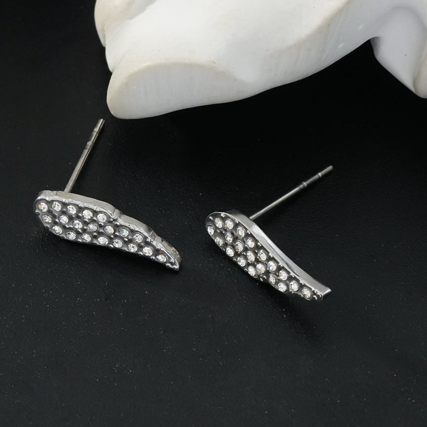 Boucles d'oreilles clous en forme d'aile avec pavé de zircone blanche or (ton argent) – Éclat élégant pour toutes les occasions