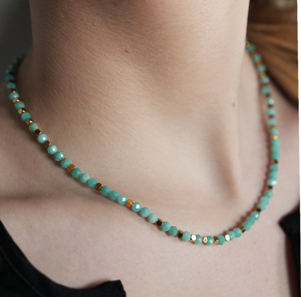 CONSTANCE : Collier de pierres d'amazonite et perles dorées