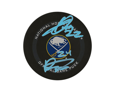 Palet officiel de match des Sabres de Buffalo, autographié par Jack Quinn et Dylan Cozens