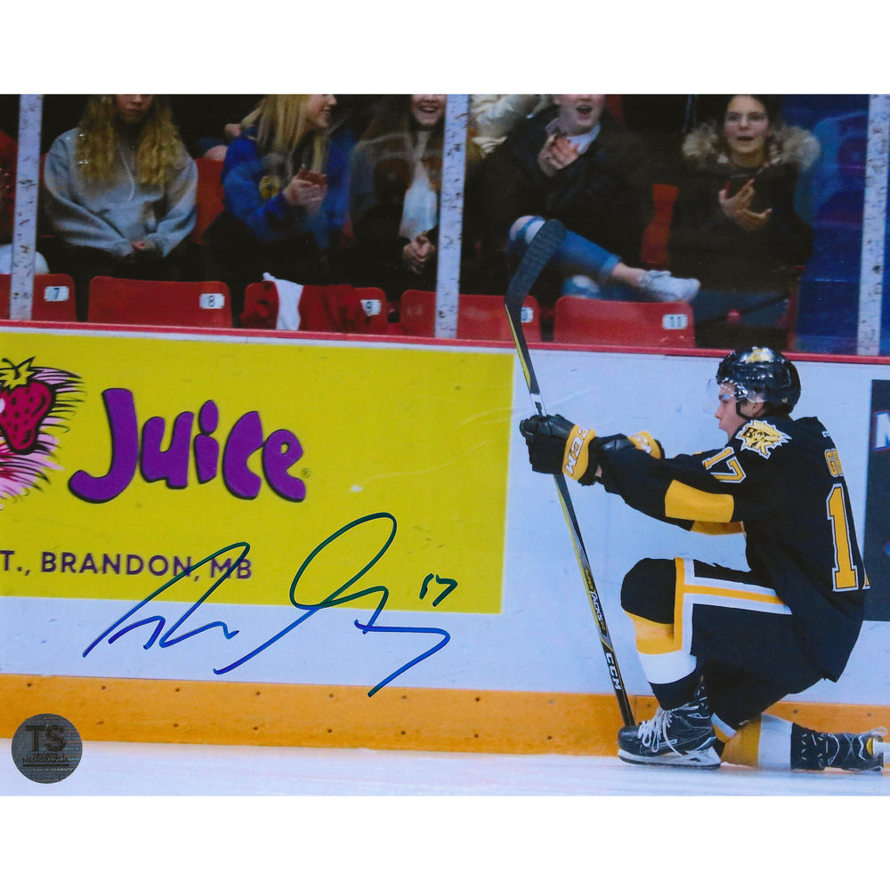Photo 8x10 de Ridley Greig célébrant un but avec les Brandon Wheat Kings, autographiée