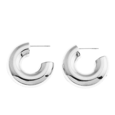 DEMONTE : Boucles d'oreilles créoles tubulaires d'apparence épaisse, surface lisse, ton argenté, or blanc