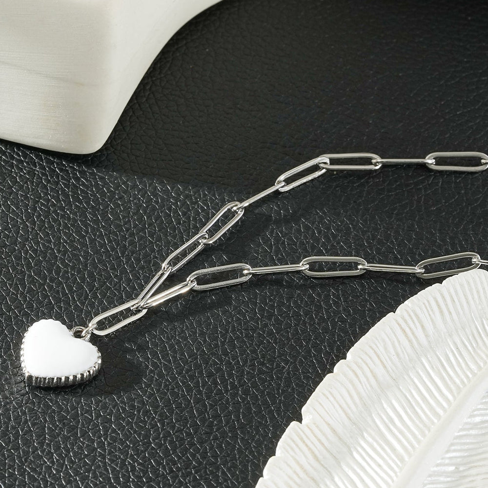 ARGENT BLANC COEUR (Or Blanc) : Chaîne trombone retenant un pendentif cœur émaillé blanc