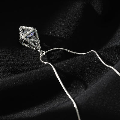 Style KARJAT : Collier à chaîne argenté (or blanc) avec pendentif géométrique en zircone en cage