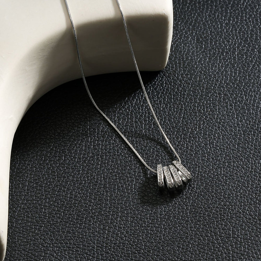 GARNA Argent (Or Blanc) : Mini Chaîne Serpent avec Charms ovales ornés de Zirconia