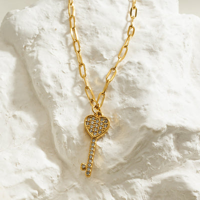 JAZRINA Or : Collier avec pendentif clé et cœur pavé sur chaîne trombone