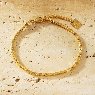AMANI Or : Bracelet de perles carrées d'inspiration géométrique