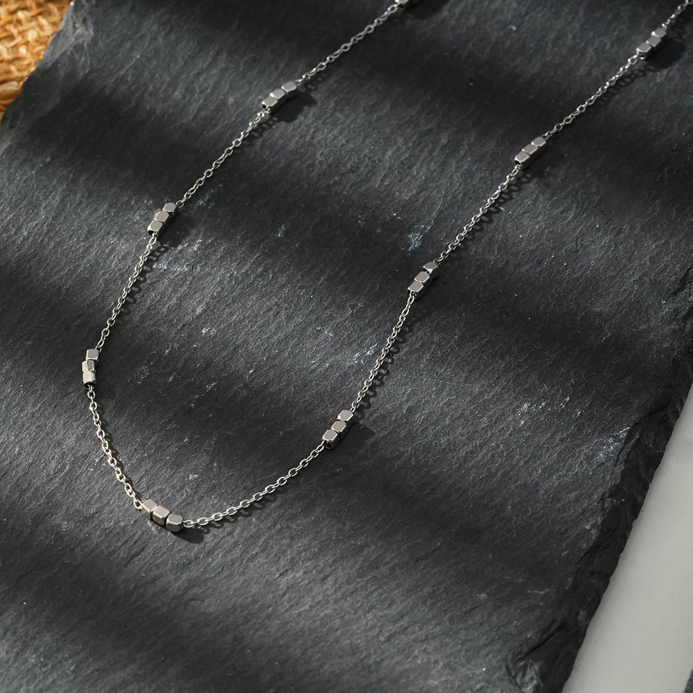 ERISSA : Collier délicat à chaîne avec trio de perles carrées en or blanc (ton argenté)