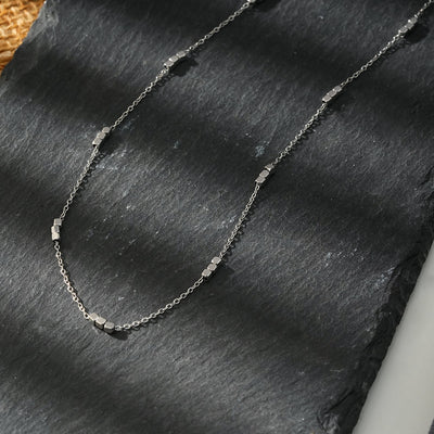 ERISSA : Collier délicat à chaîne avec trio de perles carrées en or blanc (ton argenté)