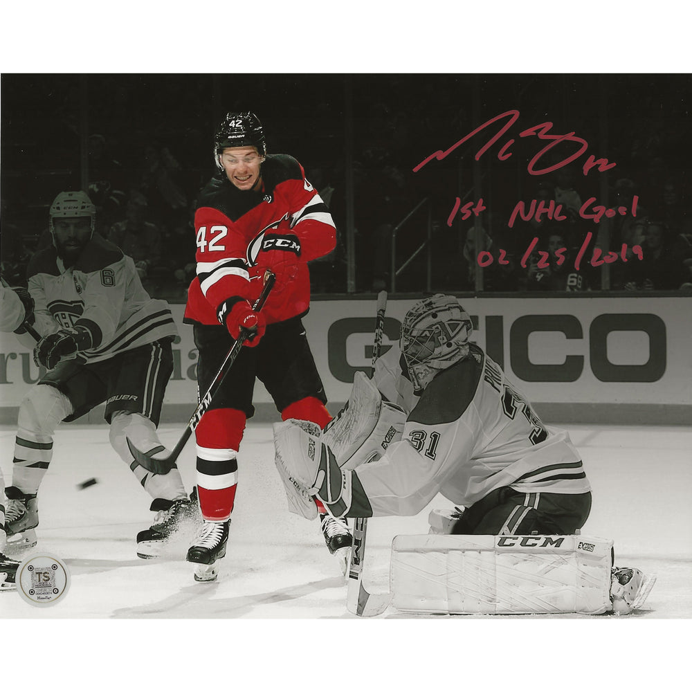 Photo 8x10 de Nathan Bastian, autographiée, des Devils du New Jersey, avec inscription « 1st NHL Goal 02/25/2019 »