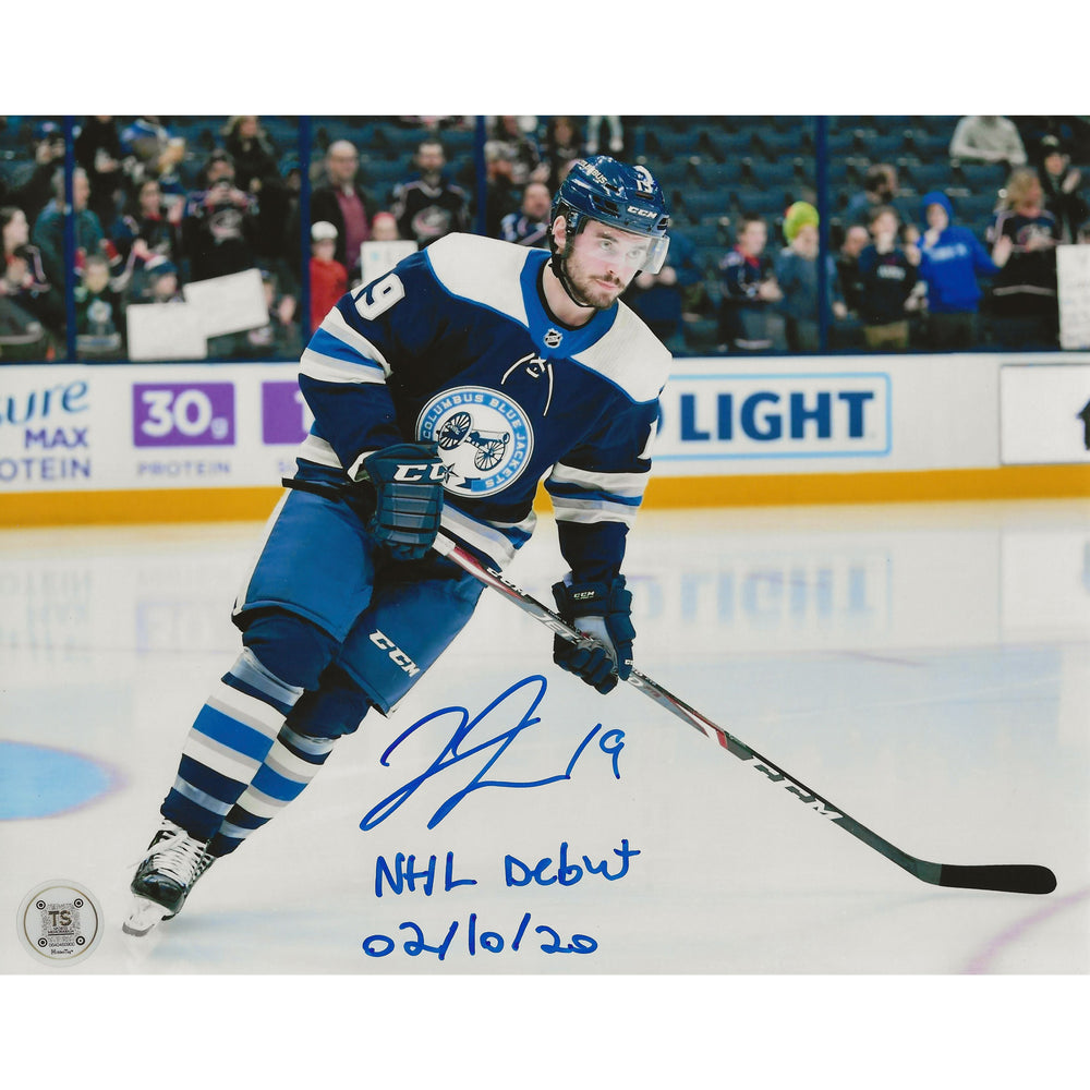 Photo 8x10 de Liam Foudy, joueur des Blue Jackets de Columbus, autographiée sur une photo d'échauffement avec la mention « NHL Debut 02/10/20 »