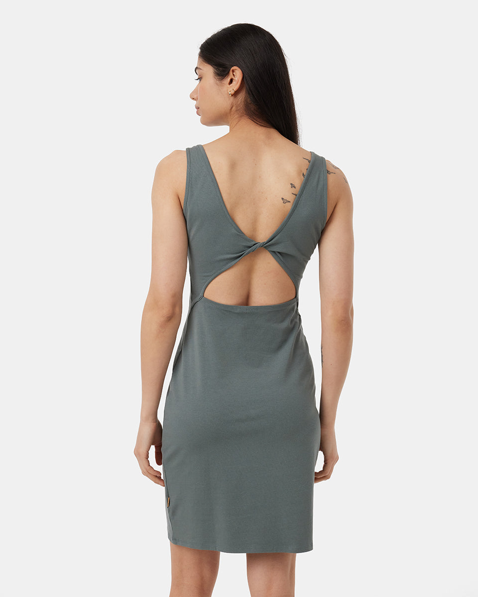Robe à dos torsadé
