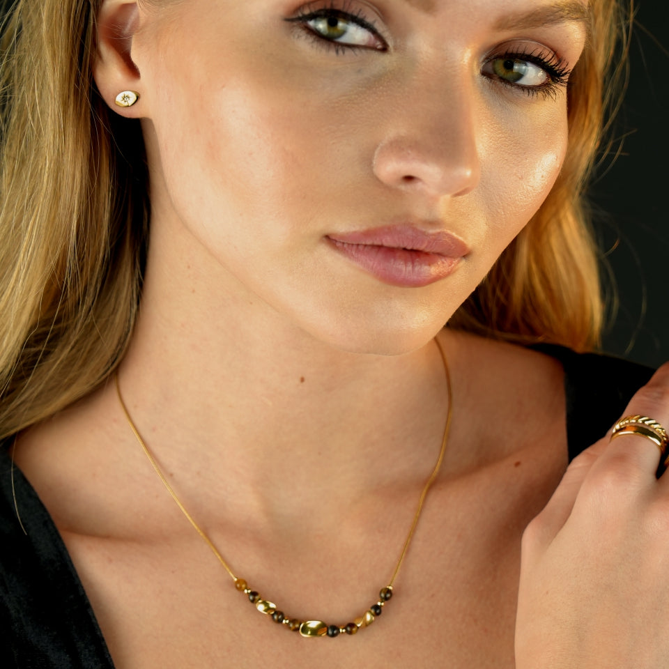 Collier HAVANA à texture peau de serpent avec breloques en or et œil de tigre