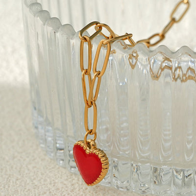 HEART ROUGE Or : Chaîne trombone retenant un pendentif cœur émaillé rouge