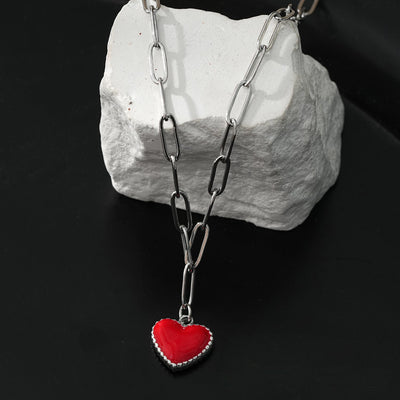 Style HEART ROUGE Argent (Or Blanc) : Chaîne à maillons type trombone retenant un pendentif cœur émaillé rouge