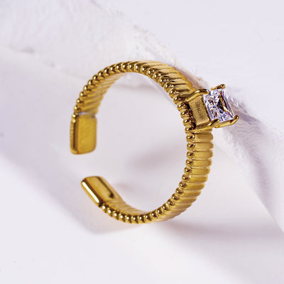 Bague HIRAYA : bloc texturé avec zircone carrée centrale