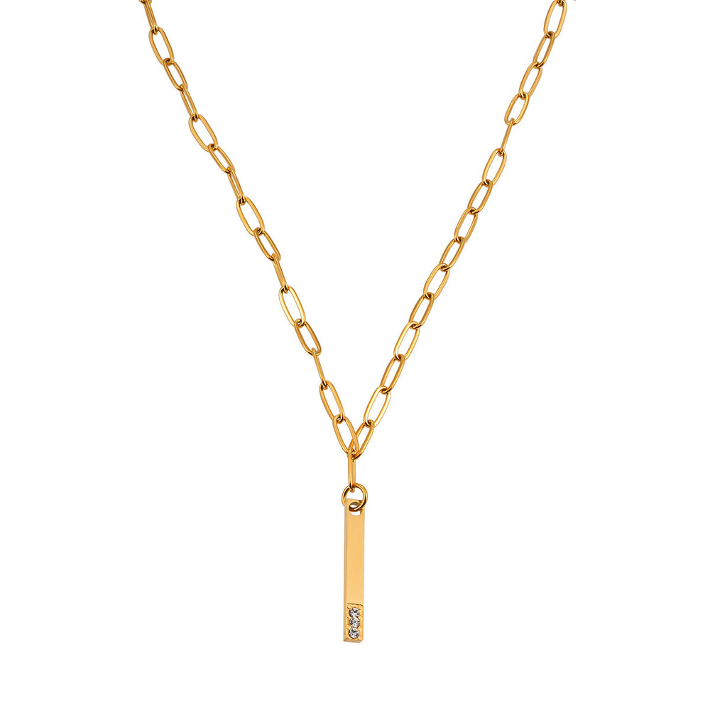 Style KORATIA : Collier Minimaliste avec Chaîne à Maillons et Pendentif Barre avec Zirconia Incrustée en Or