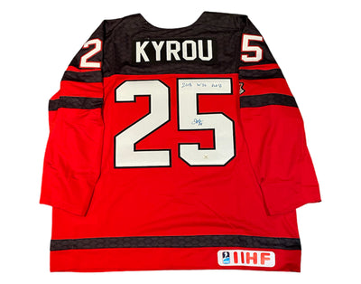 Maillot rouge domicile Nike de l'équipe du Canada autographié par Jordan Kyrou avec l'inscription "2018 WJC Gold"