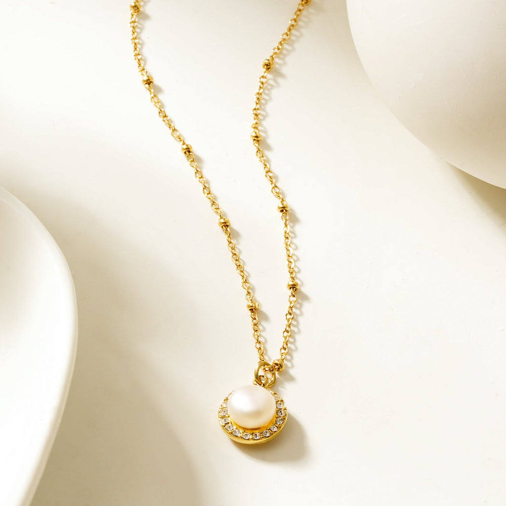 LATAHIA Or : Collier à chaîne perlée avec pendentif perle d'eau douce et bordure de zircone pavée