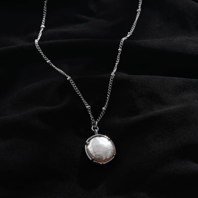 Pendentif LERATI avec perle d'eau douce enchâssée sur chaîne perlée en argent
