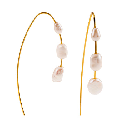 Style : LISANNE : Boucle d'oreille moderne en forme géométrique avec un trio de perles d'eau douce