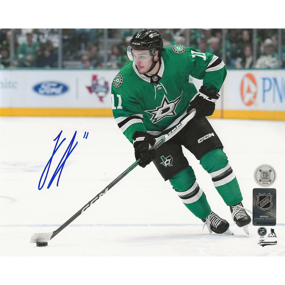 Photo autographiée de Logan Stankoven (Dallas Stars) en train de patiner avec la rondelle - 8x10