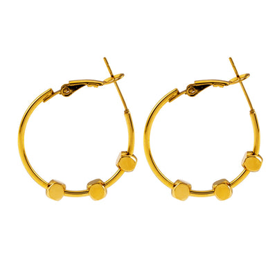 MASUYO : Boucles d'oreilles anneau avant-gardiste retenant trois perles carrées.