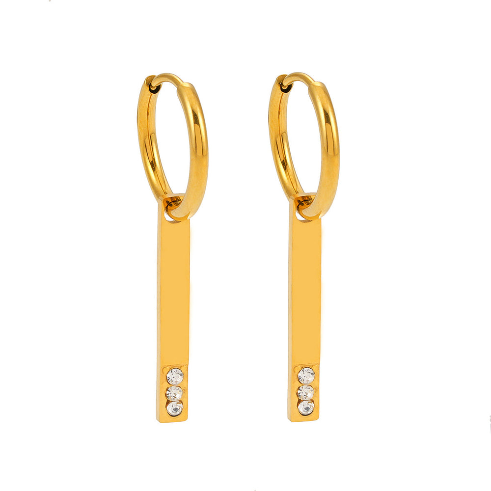 Style MAYLA : Créoles minimalistes avec un trio de zircons scintillants