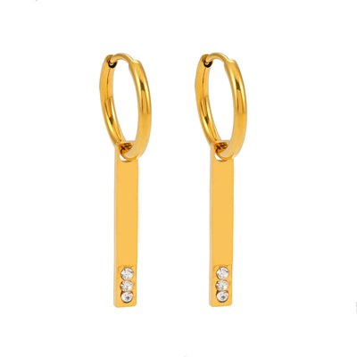 Style MAYLA : Créoles minimalistes avec un trio de zircons scintillants