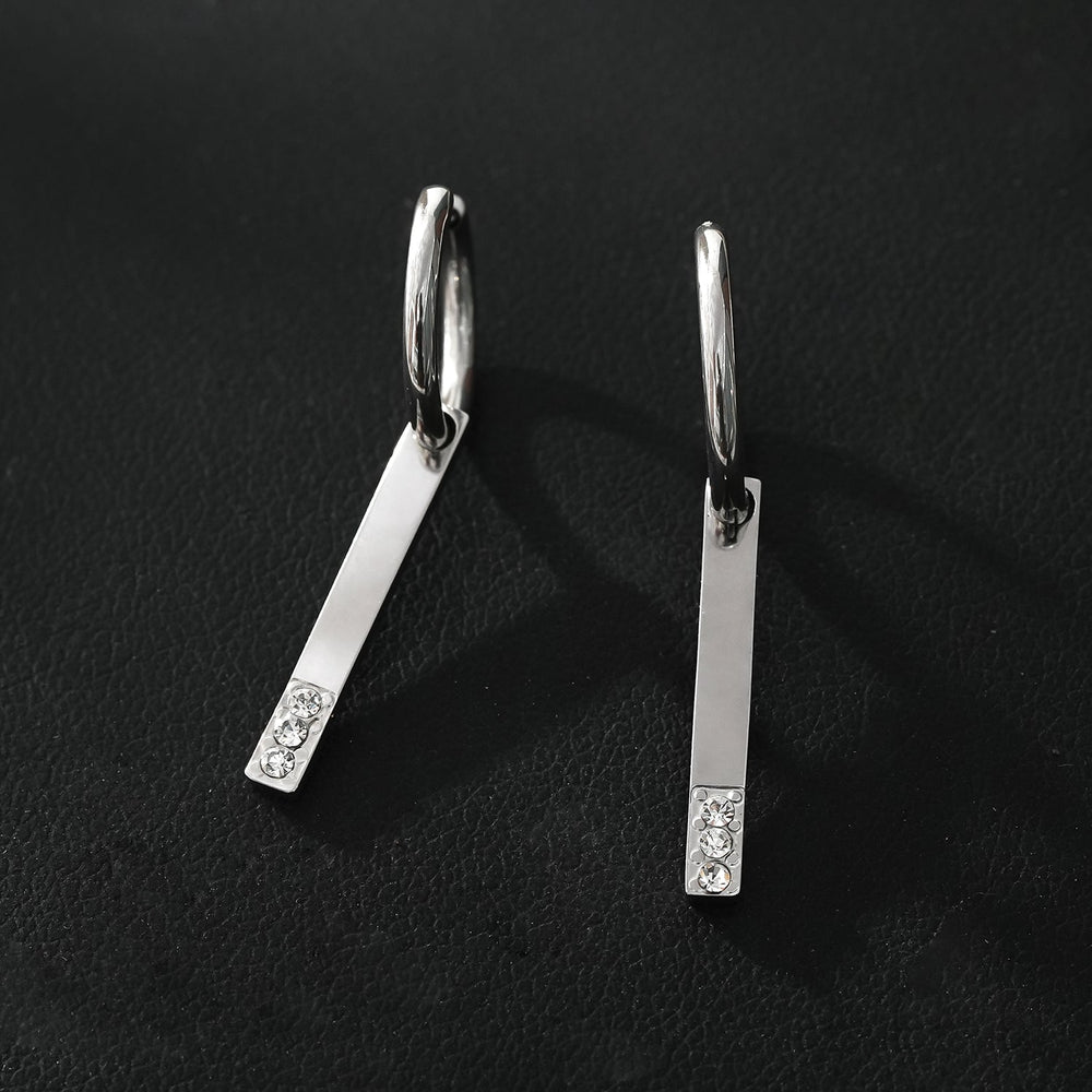Boucles d'oreilles créoles MAYLA : Charme minimaliste avec trio de zircons