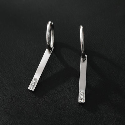 Boucles d'oreilles créoles MAYLA : Charme minimaliste avec trio de zircons