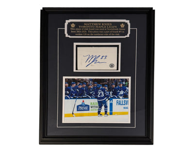 Morceau de panneau utilisé lors d'un match des Maple Leafs de Toronto, encadré et autographié par Matthew Knies