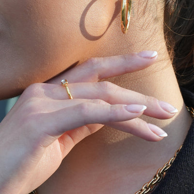 BAGUE NILDA : Bague classique avec une élégante zircone rectangulaire au centre