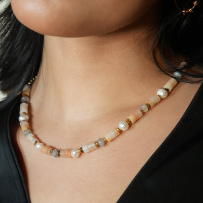 OSTIA : Collier avec pierres de calcédoine, perles d'eau douce et billes d'or.