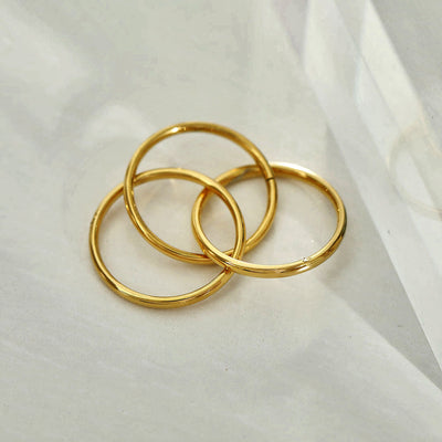 ESTELLA : Bague empilable interconnectée à triple anneau en or