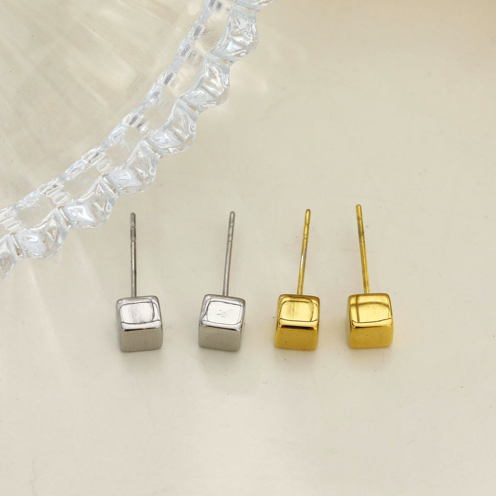 Style SYNNE : Clous d'oreilles minimalistes à perles carrées en or et argent