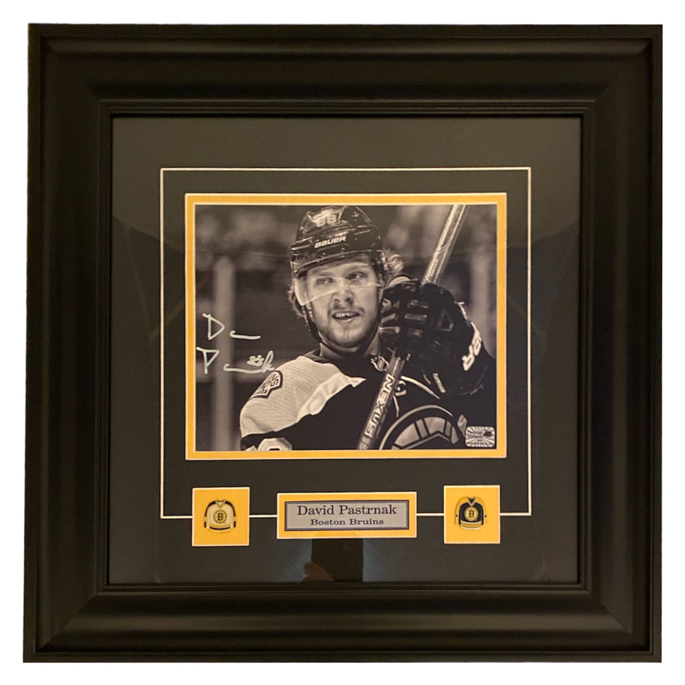 Photo encadrée 8x10 David Pastrnak des Bruins de Boston en gros plan en noir et blanc, autographiée