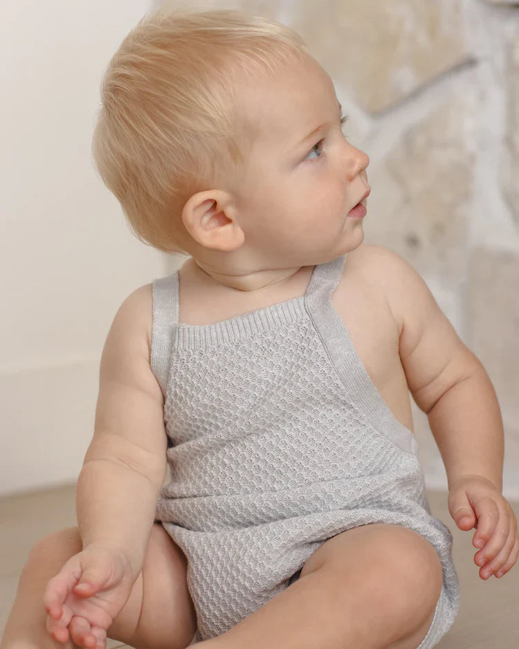Salopette courte en tricot Caleb | Ciel chiné | Quincy Mae