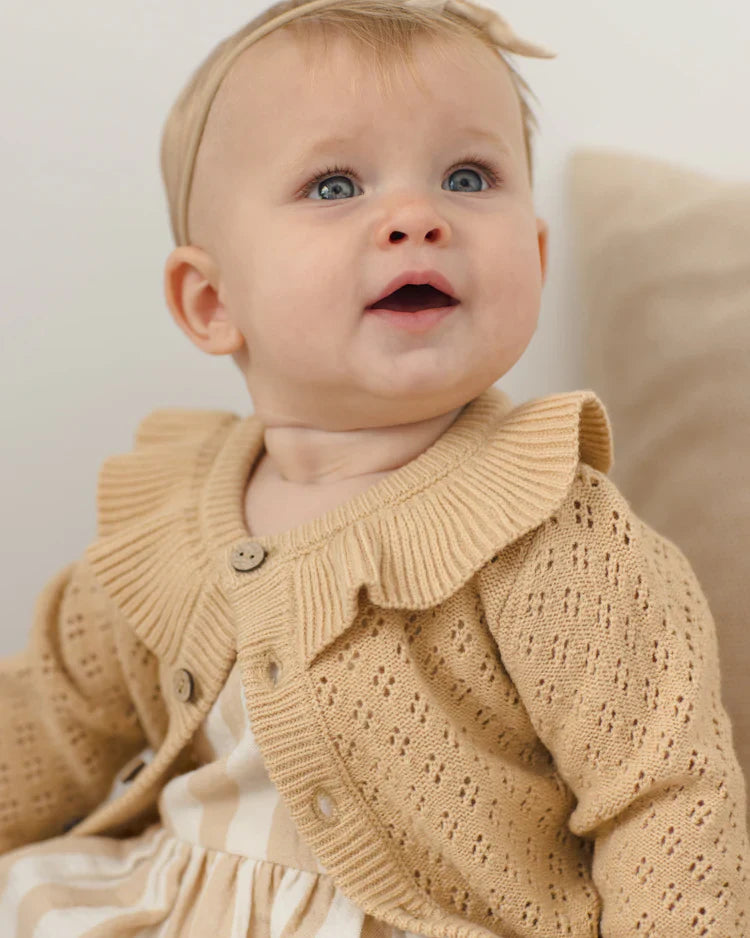 Cardigan à col à volants | Caramel | Quincy Mae