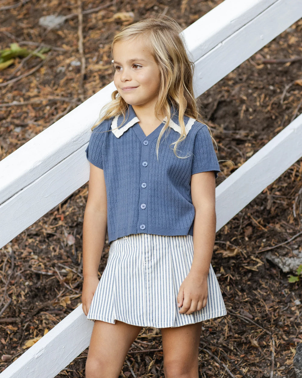 Jupe plissée en denim | Rayures de chemin de fer | Rylee & Cru